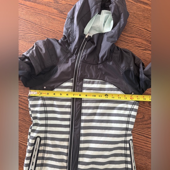LULULEMON STRIPED RUNNING JACKET - Picture 11 of 12
